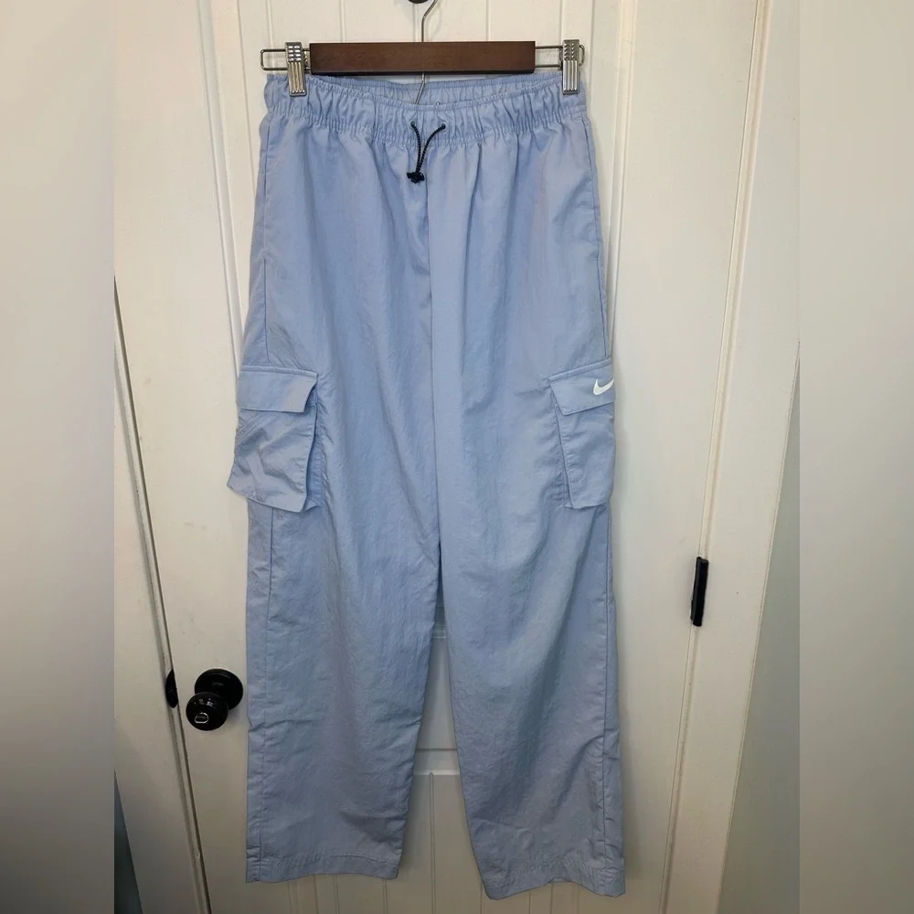 Nike Women's Essential High-Rise Woven Cargo Pants - Light Blue (XS)